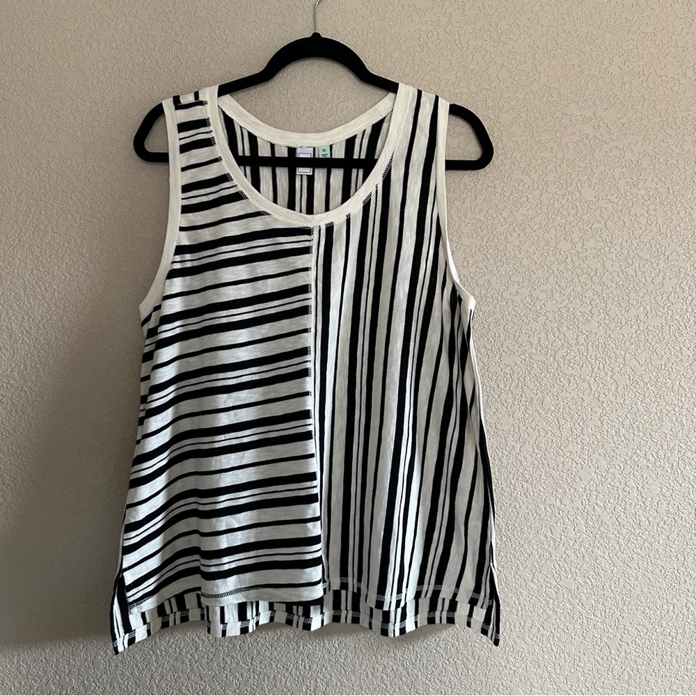 Fun Geometric Black and White Tank Size XL